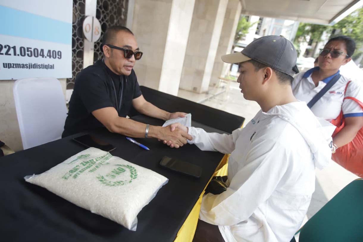 Petugas melayani umat Islam yang membayar zakat fitrah di Masjid Istiqlal, Jakarta, Rabu(16/3/2026).  (Beritanasional.com/Oke Atmaja)