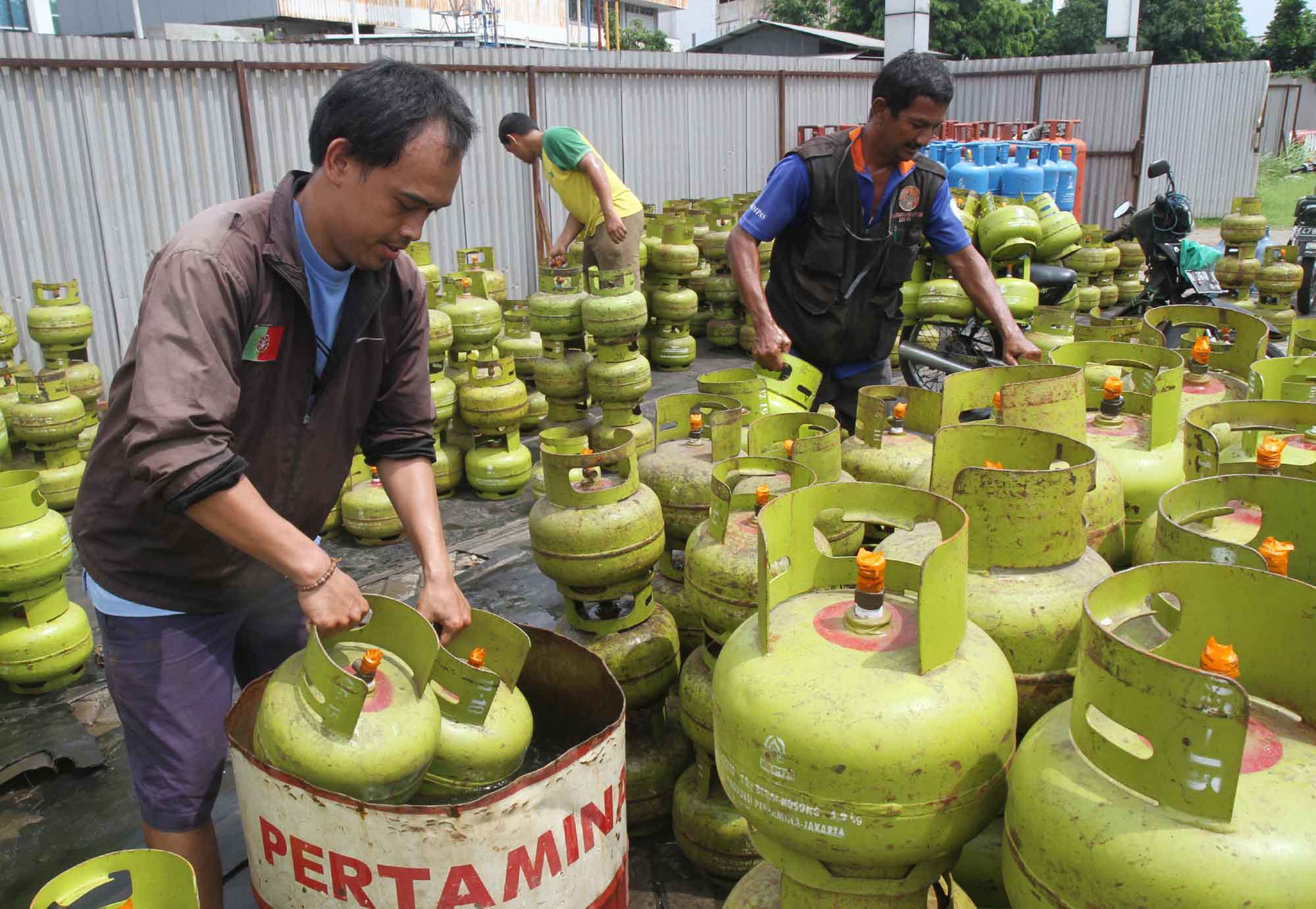 Pekerja melakukan bongkar muat gas elpiji 3 kg bersubsidi di Jakarta, Sabtu (27/4/2024). (BeritaNasional.com/Oke Atmaja)