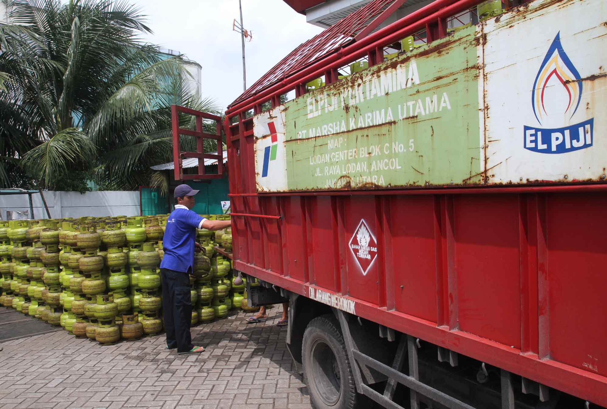 Pekerja melakukan bongkar muat gas elpiji 3 kg bersubsidi di Jakarta, Sabtu (27/4/2024). (BeritaNasional.com/Oke Atmaja)