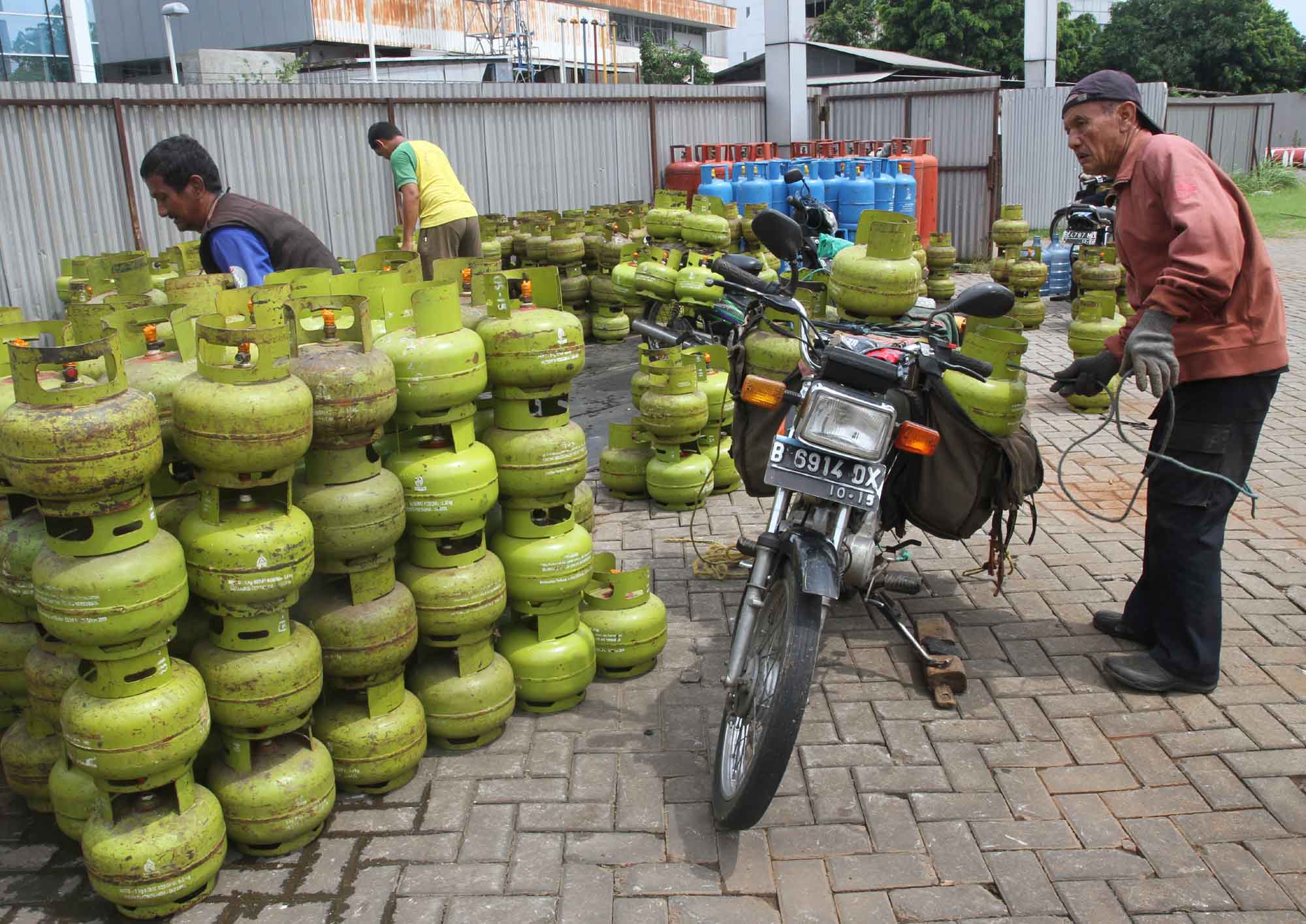 Pekerja melakukan bongkar muat gas elpiji 3 kg bersubsidi di Jakarta, Sabtu (27/4/2024). (BeritaNasional.com/Oke Atmaja)