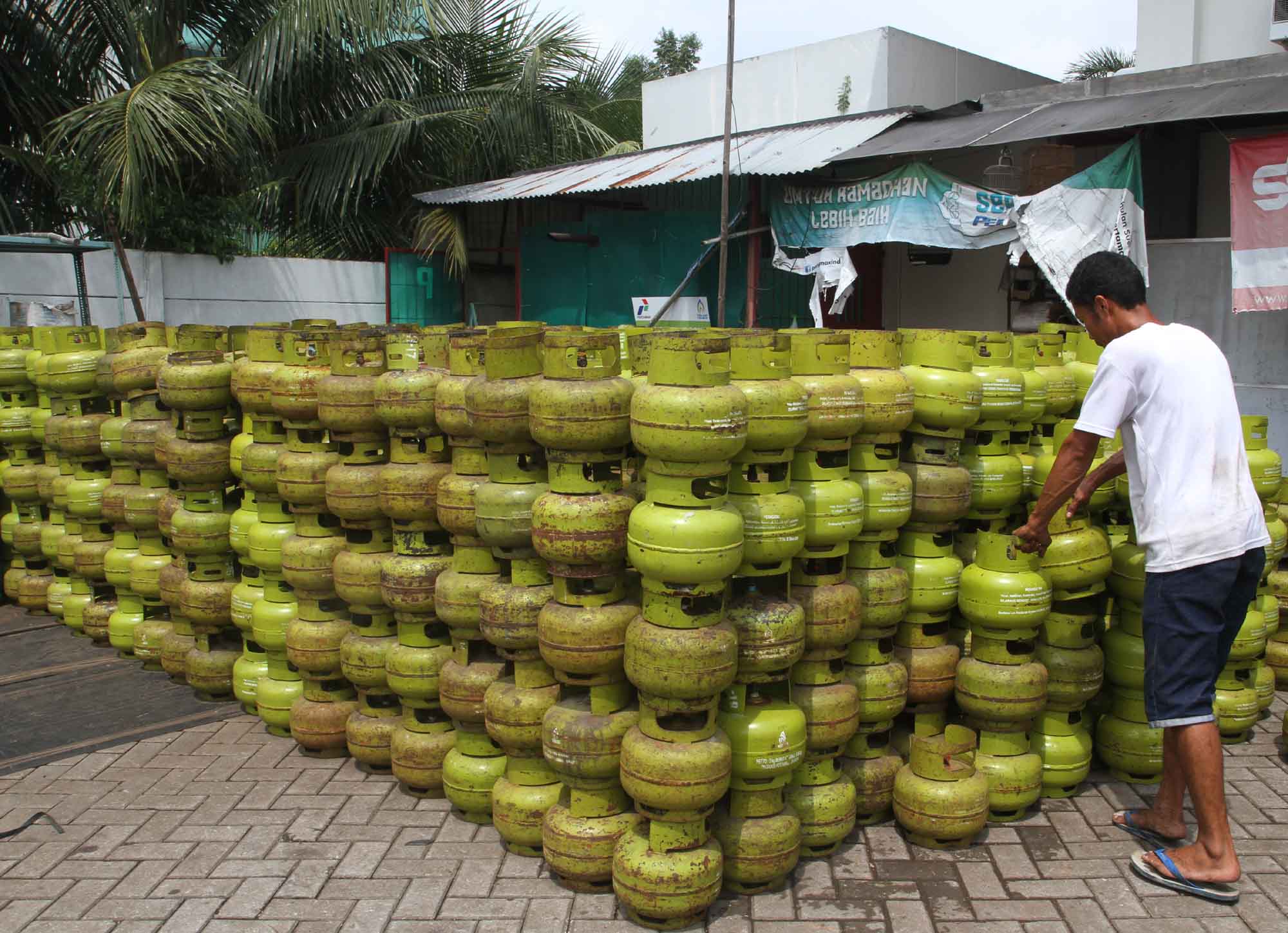 Pekerja melakukan bongkar muat gas elpiji 3 kg bersubsidi di Jakarta, Sabtu (27/4/2024). (BeritaNasional.com/Oke Atmaja)