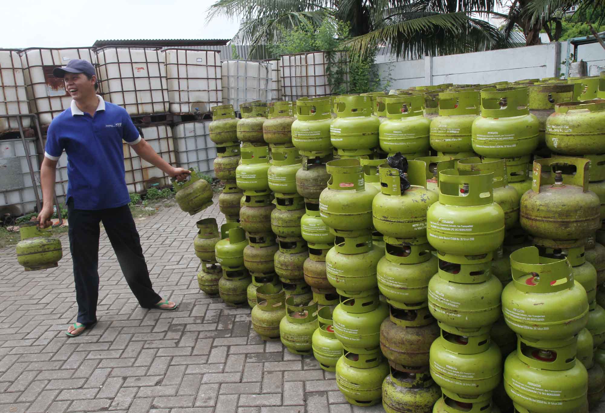 Pekerja melakukan bongkar muat gas elpiji 3 kg bersubsidi di Jakarta, Sabtu (27/4/2024). (BeritaNasional.com/Oke Atmaja)