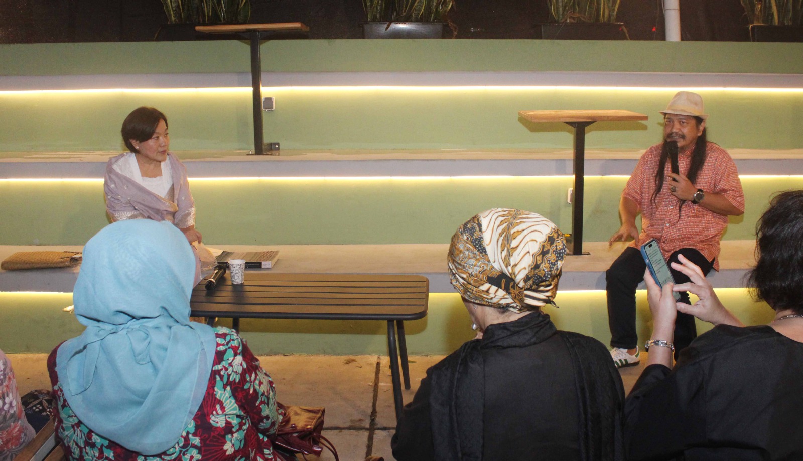 Pemberdayaan Penenun, Uni Oza: "Perempuan Penenun Aktor Utama Revitalisasi Songket" Uni Oza beri pandangan dalam diskusi  “Songket Warisan Serumpun Antar Bangsa". (BeritaNasional/Elvis/HO FIB UI)