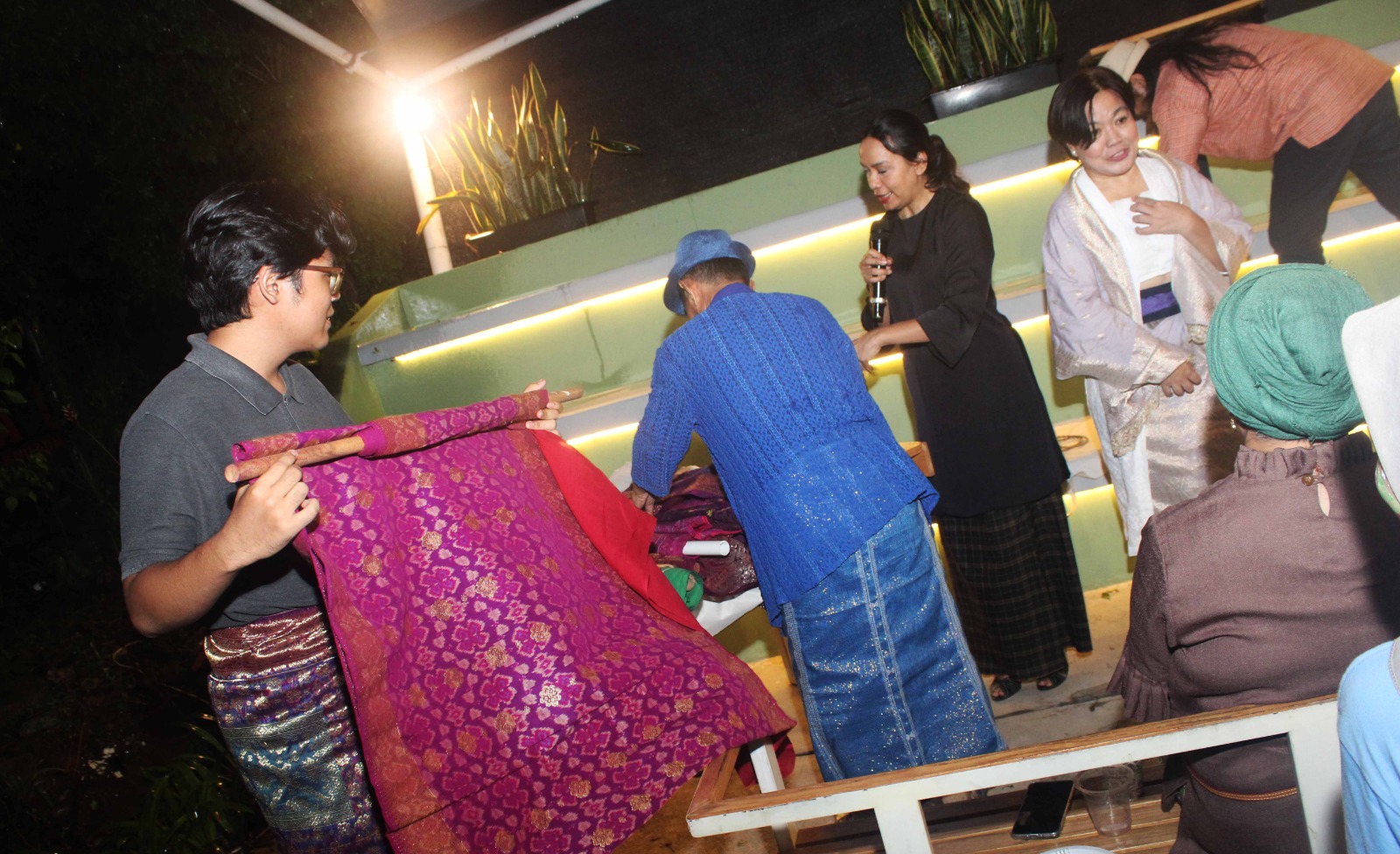 Pemberdayaan Penenun, Uni Oza: "Perempuan Penenun Aktor Utama Revitalisasi Songket" Uni Oza beri pandangan dalam diskusi  “Songket Warisan Serumpun Antar Bangsa". (BeritaNasional/Elvis/HO FIB UI)