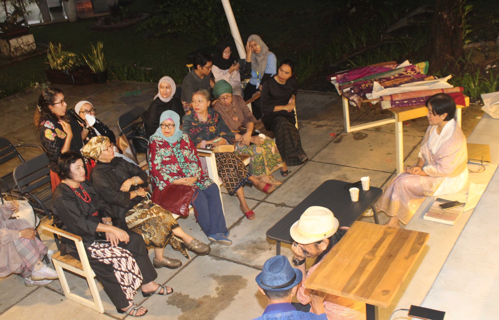 Pemberdayaan Penenun, Uni Oza: "Perempuan Penenun Aktor Utama Revitalisasi Songket" Uni Oza beri pandangan dalam diskusi  “Songket Warisan Serumpun Antar Bangsa". (BeritaNasional/Elvis/HO FIB UI)