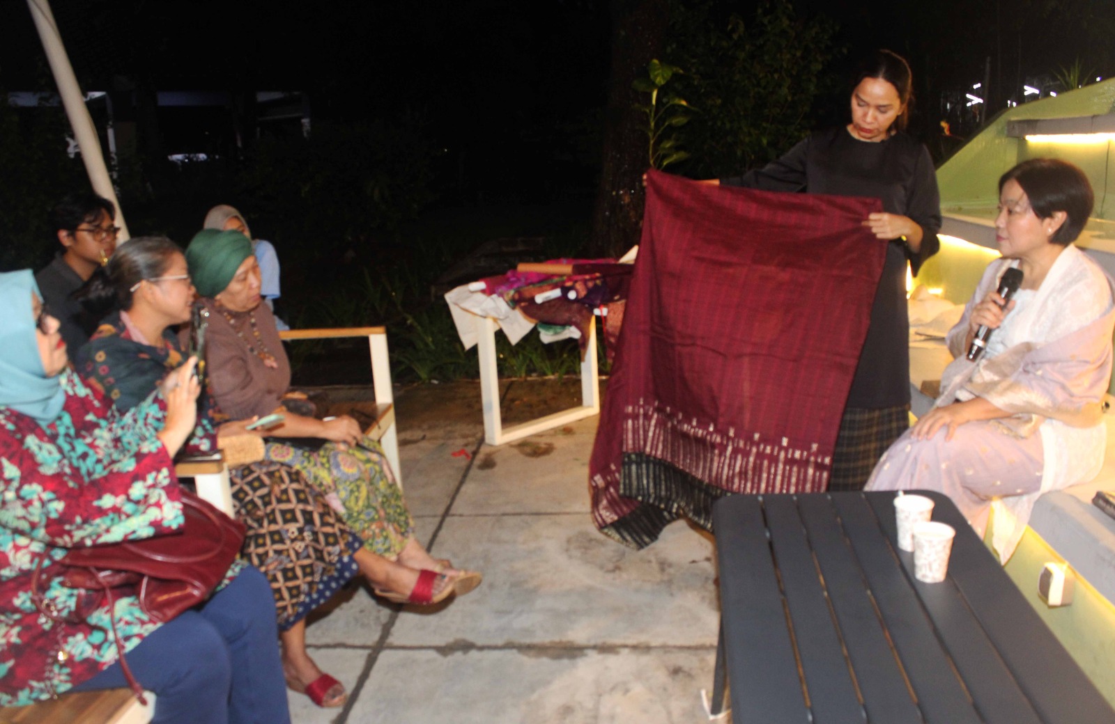Pemberdayaan Penenun, Uni Oza: "Perempuan Penenun Aktor Utama Revitalisasi Songket" Uni Oza beri pandangan dalam diskusi  “Songket Warisan Serumpun Antar Bangsa". (BeritaNasional/Elvis/HO FIB UI)