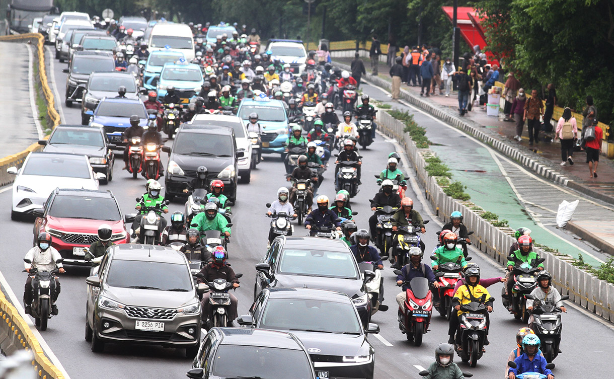 Pengendara sepeda motor melintas di Jalan Jenderal Sudirman, Jakarta, Rabu (08/01/2025).(BeritaNasional.com/Oke Atmaja)