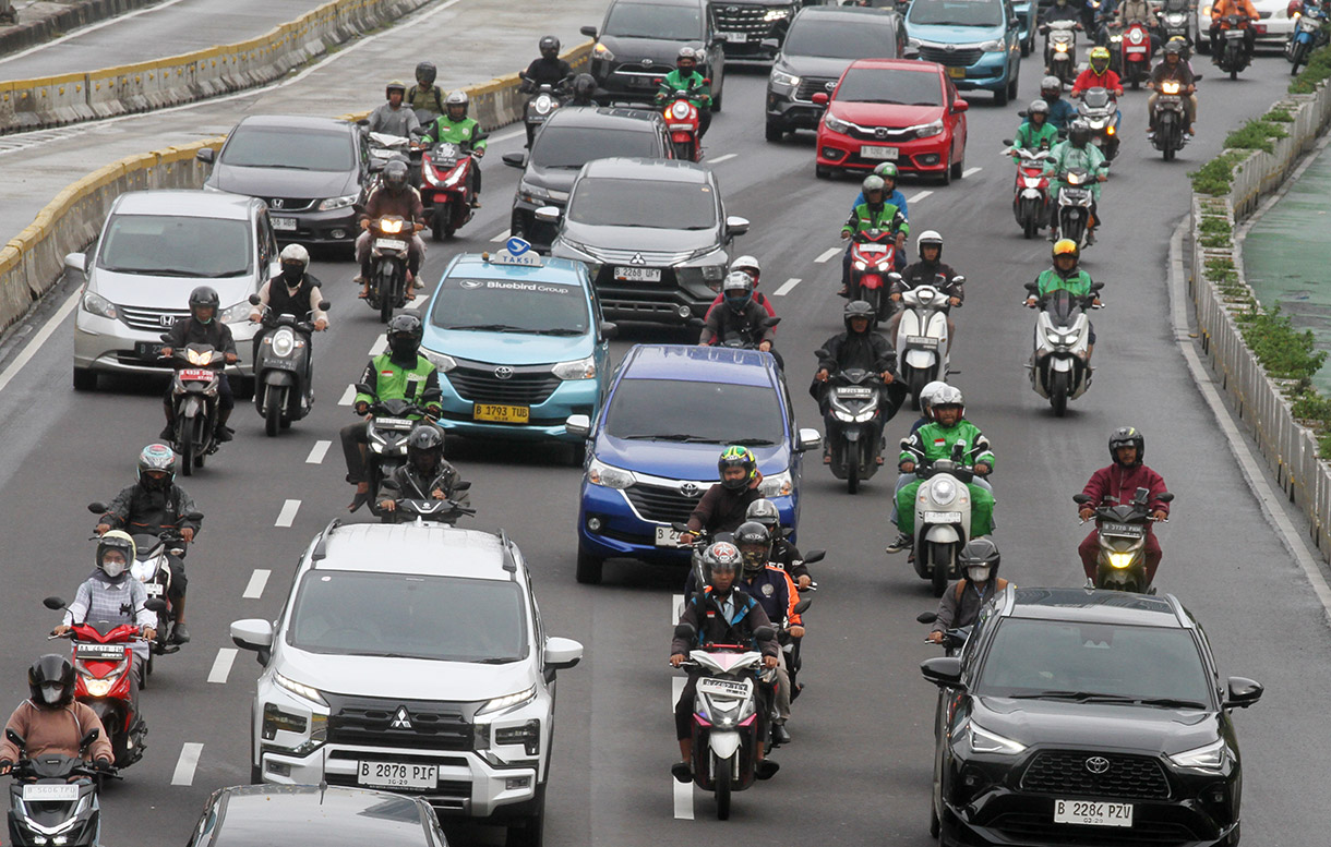 Pengendara sepeda motor melintas di Jalan Jenderal Sudirman, Jakarta, Rabu (08/01/2025).(BeritaNasional.com/Oke Atmaja)