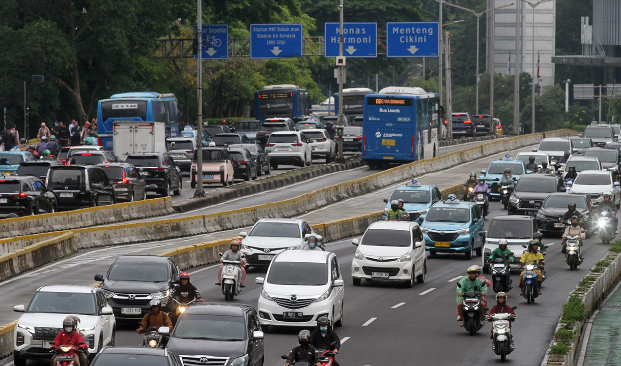 Pengendara sepeda motor melintas di Jalan Jenderal Sudirman, Jakarta, Rabu (08/01/2025).(BeritaNasional.com/Oke Atmaja)