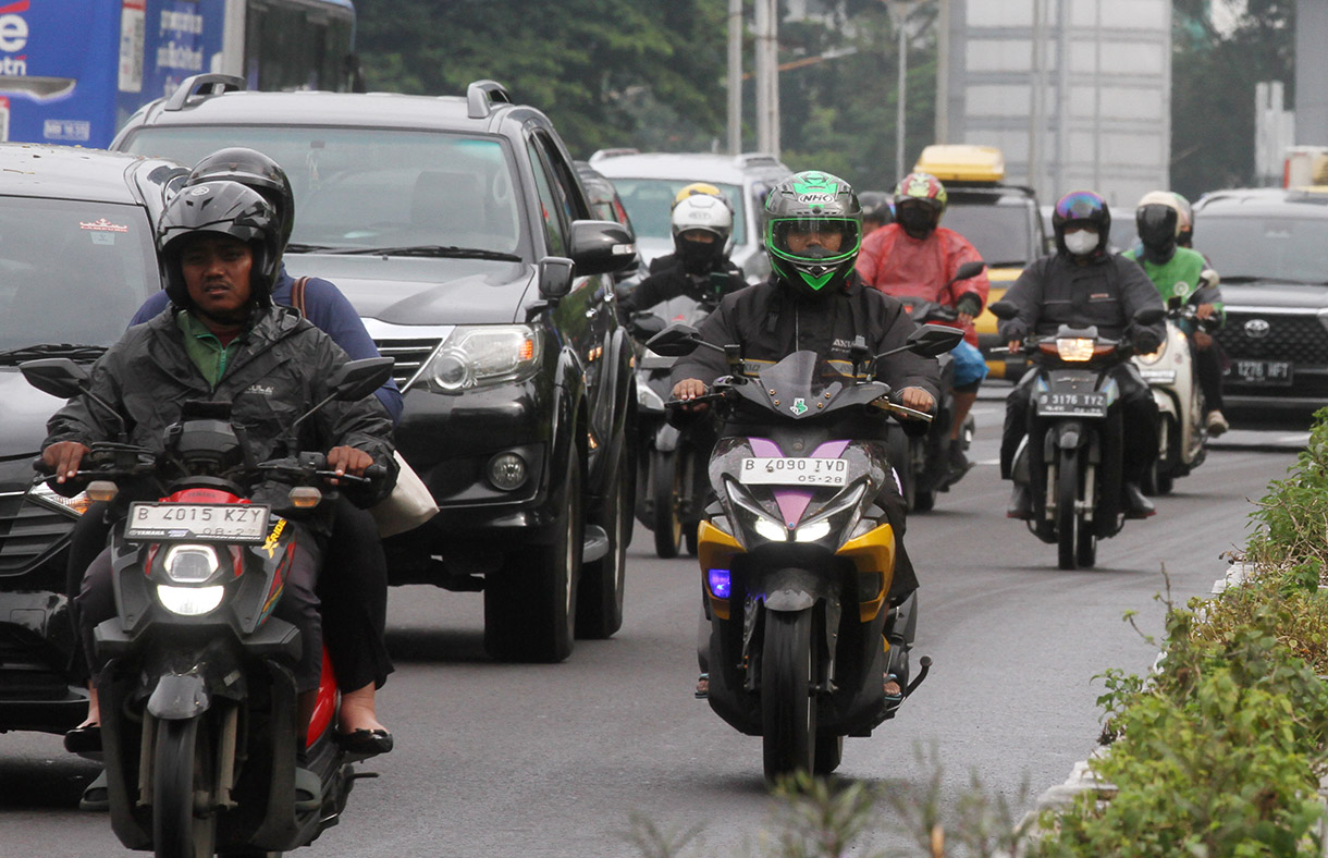 Pengendara sepeda motor melintas di Jalan Jenderal Sudirman, Jakarta, Rabu (08/01/2025).(BeritaNasional.com/Oke Atmaja)