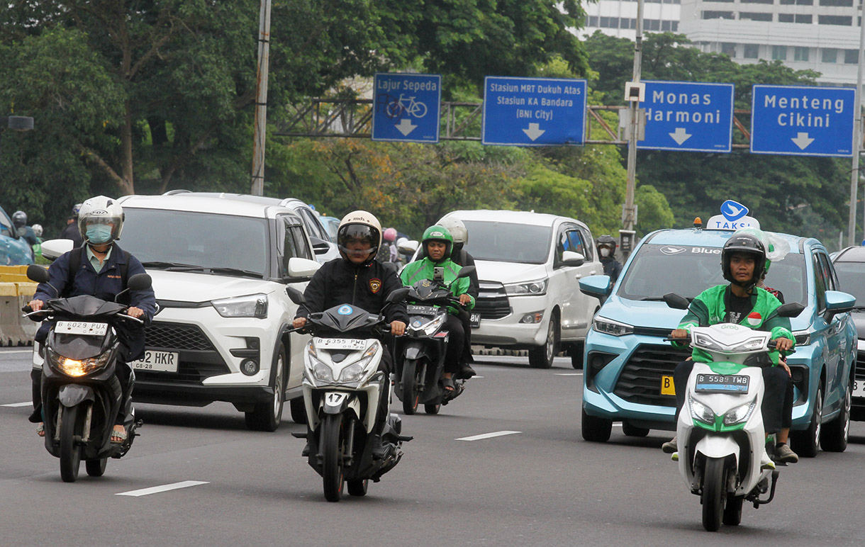 Pengendara sepeda motor melintas di Jalan Jenderal Sudirman, Jakarta, Rabu (08/01/2025).(BeritaNasional.com/Oke Atmaja)