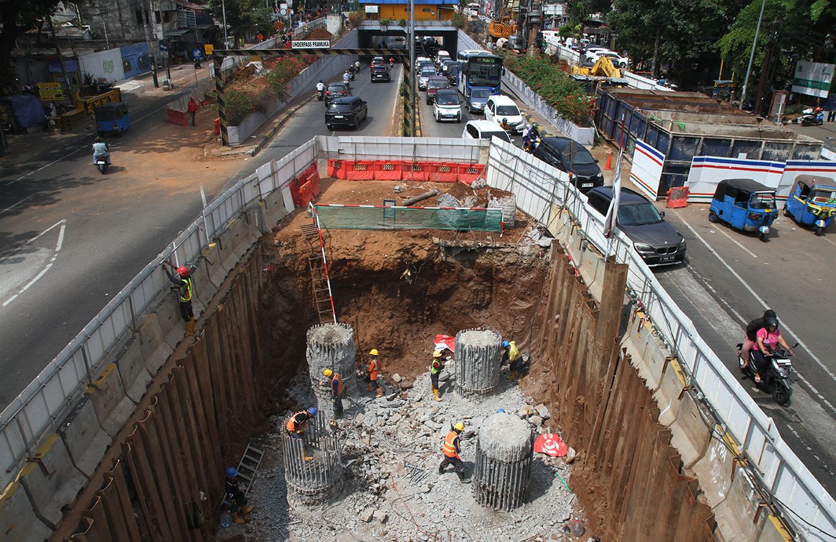 Sejumlah pekerja menyelesaikan proyek pembangunan LRT Jakarta di Jalan Pramuka, Jakarta, Senin (9/9/2024). (BeritaNasional.com/ Oke Atmaja)