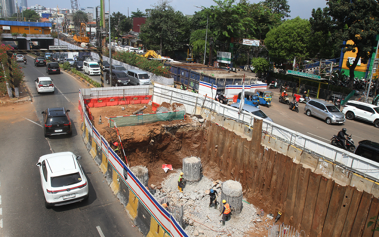 Sejumlah pekerja menyelesaikan proyek pembangunan LRT Jakarta di Jalan Pramuka, Jakarta, Senin (9/9/2024). (BeritaNasional.com/ Oke Atmaja)