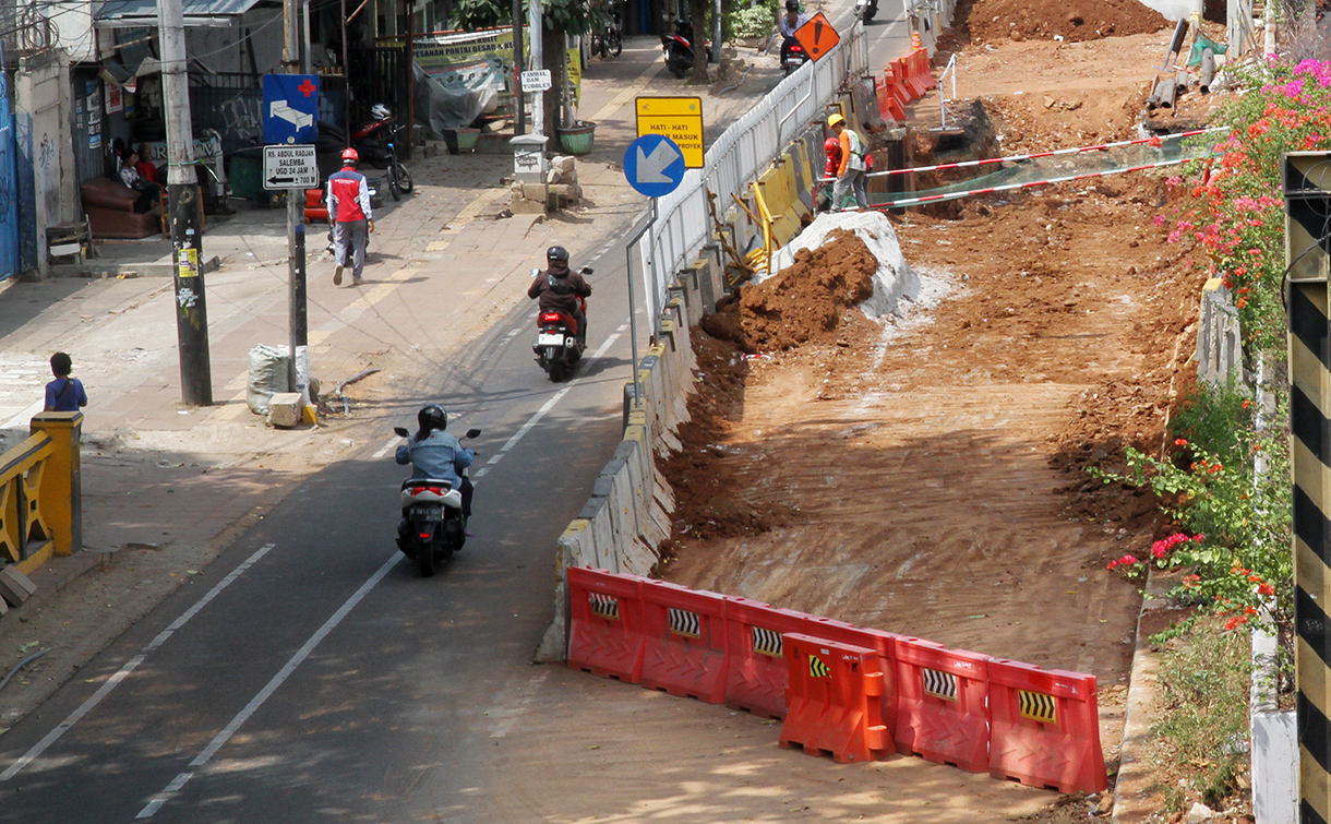 Sejumlah pekerja menyelesaikan proyek pembangunan LRT Jakarta di Jalan Pramuka, Jakarta, Senin (9/9/2024). (BeritaNasional.com/ Oke Atmaja)