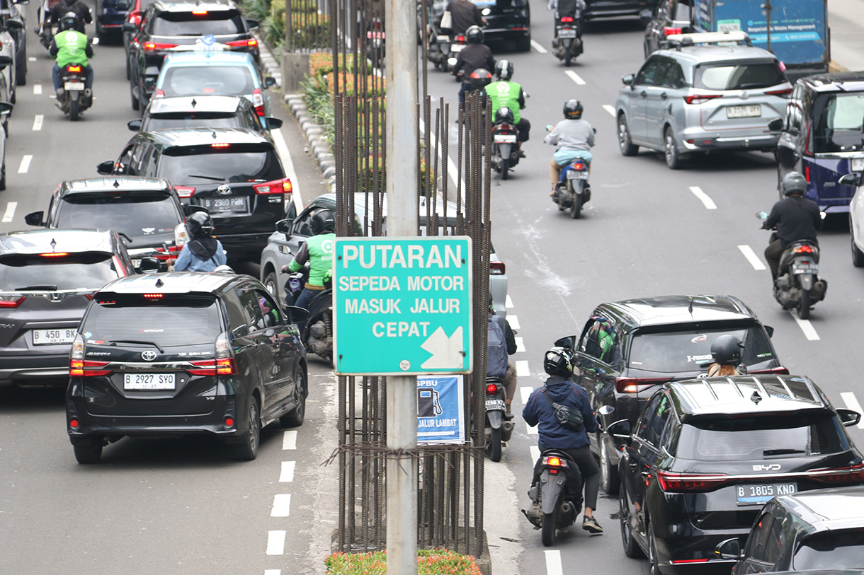 Kendaraan melintas di deretan tiang monorel yang masih dalam proses pembongkaran di Jalan HR Rasuna Said, Jakarta, Selasa (27/1/2026).(Beritanasional.com/Oke Atmaja)