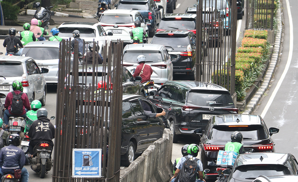 Kendaraan melintas di deretan tiang monorel yang masih dalam proses pembongkaran di Jalan HR Rasuna Said, Jakarta, Selasa (27/1/2026).(Beritanasional.com/Oke Atmaja)