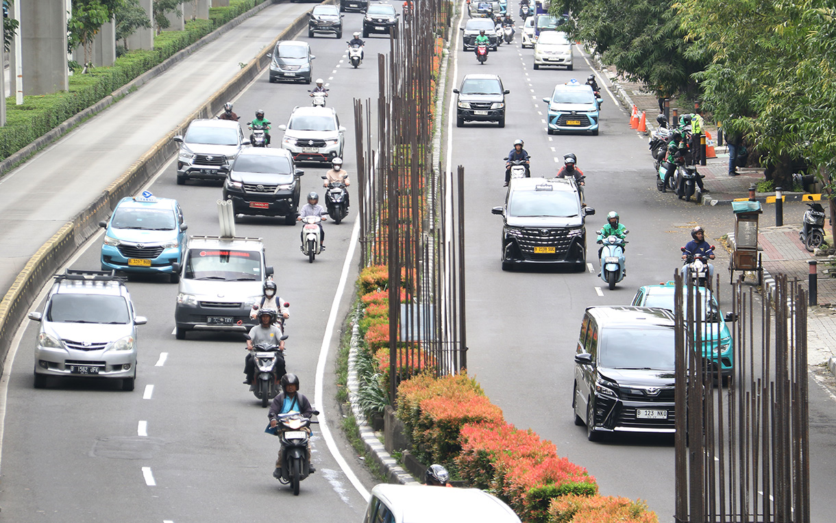 Kendaraan melintas di deretan tiang monorel yang masih dalam proses pembongkaran di Jalan HR Rasuna Said, Jakarta, Selasa (27/1/2026).(Beritanasional.com/Oke Atmaja)