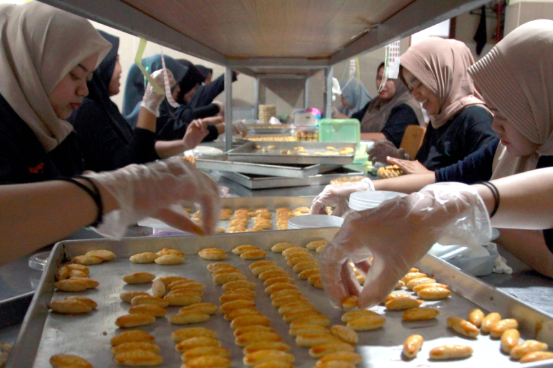 Pembuatan kue kering Idul Fitri. (Elvis Sendouw/indonesiaglobe)