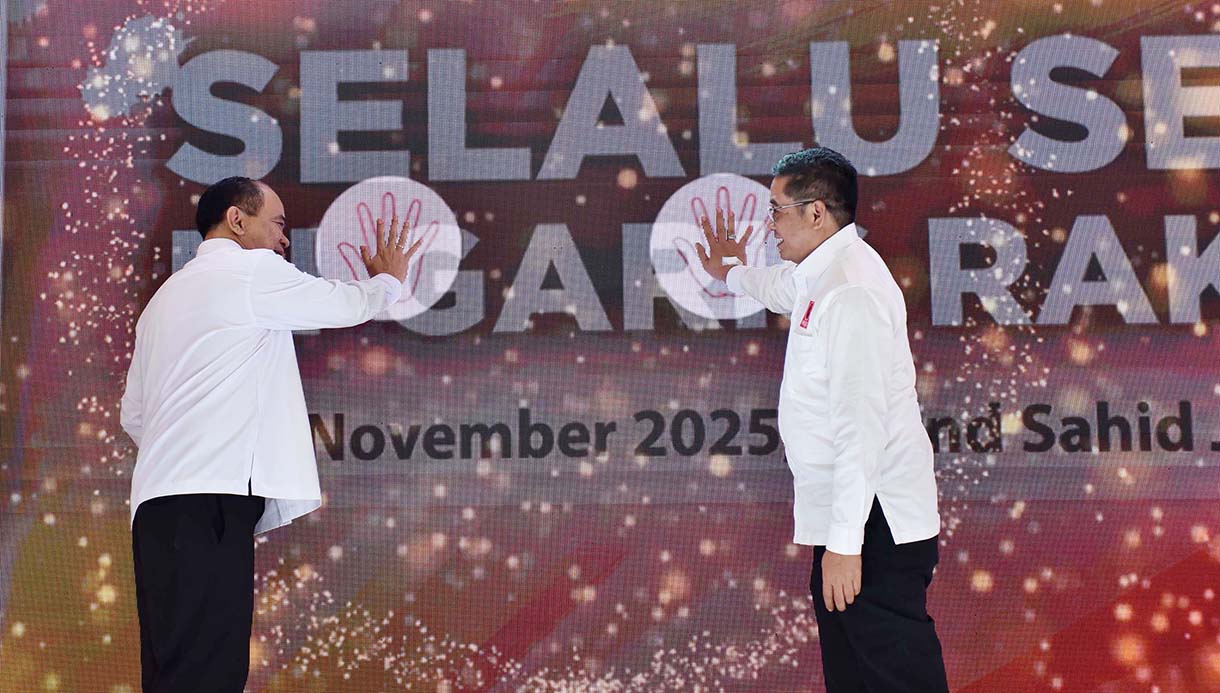 Ketua Umum Projo Budi Arie Setiadi (tengah) didampingi Sekjen Handoko (keempat kiri) berfoto bersama para relawan pada pembukaan Kongres III Projo di Jakarta, Sabtu (1/11/2025).  (Beritanasional.com/Oke Atmaja)