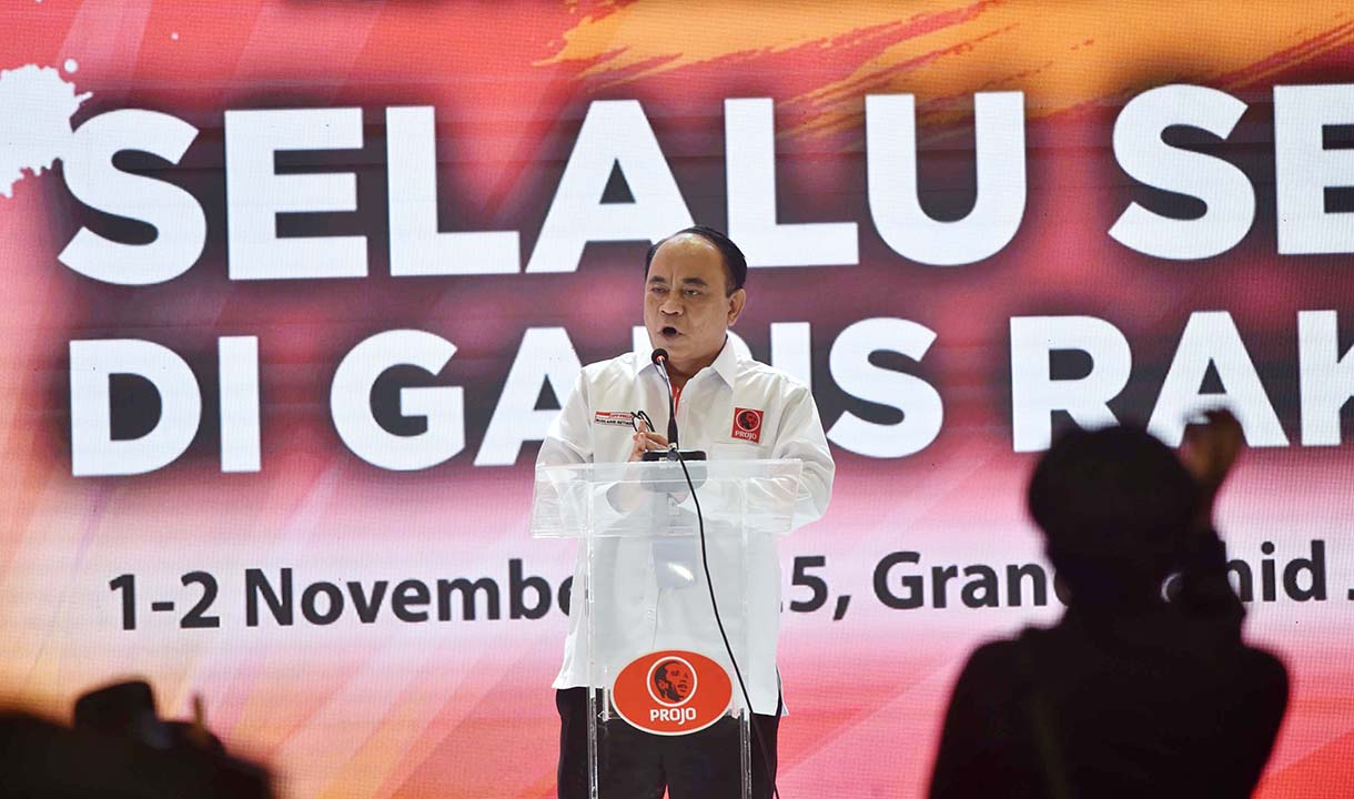 Ketua Umum Projo Budi Arie Setiadi (tengah) didampingi Sekjen Handoko (keempat kiri) berfoto bersama para relawan pada pembukaan Kongres III Projo di Jakarta, Sabtu (1/11/2025).  (Beritanasional.com/Oke Atmaja)