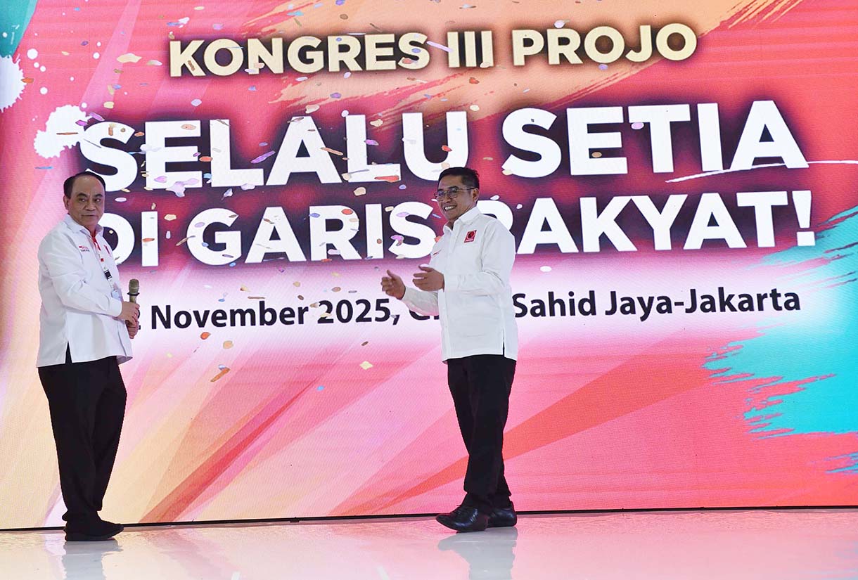 Ketua Umum Projo Budi Arie Setiadi (tengah) didampingi Sekjen Handoko (keempat kiri) berfoto bersama para relawan pada pembukaan Kongres III Projo di Jakarta, Sabtu (1/11/2025).  (Beritanasional.com/Oke Atmaja)