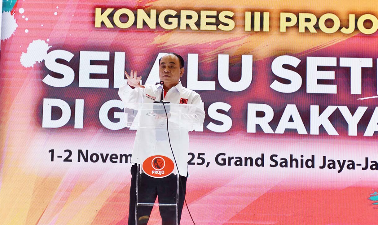 Ketua Umum Projo Budi Arie Setiadi (tengah) didampingi Sekjen Handoko (keempat kiri) berfoto bersama para relawan pada pembukaan Kongres III Projo di Jakarta, Sabtu (1/11/2025).  (Beritanasional.com/Oke Atmaja)