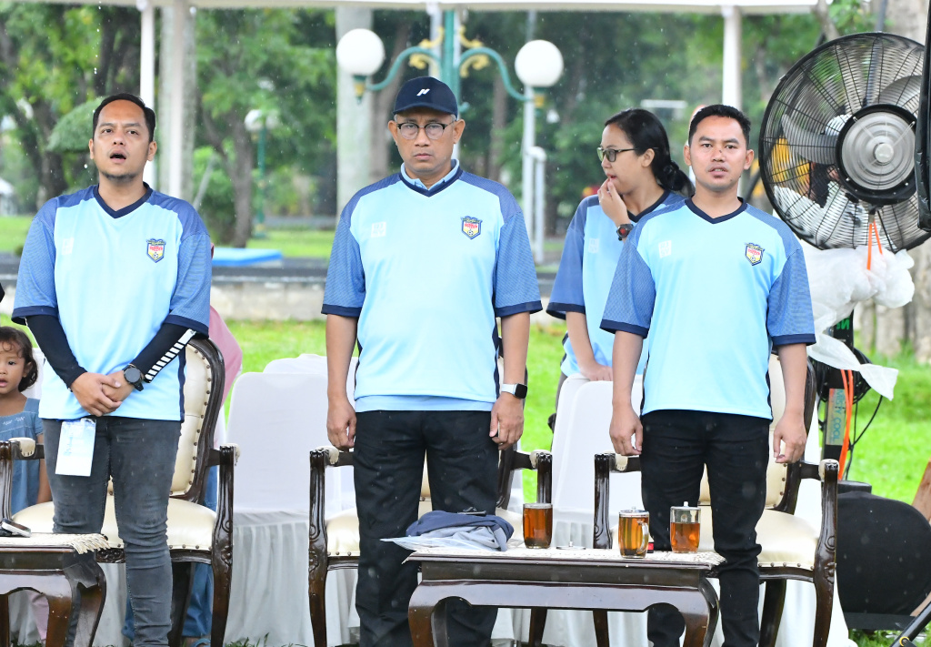 Kepala Biro Pemberitaan Parlemen Setjen DPR RI, Indra Pahlevi (kiri) menendang bola bersama Ketua Koordinatoriat Wartawan Parlemen Ariawan (kanan) saat membuka KWP Cup 2025 di Lapangan Kompleks Parlemen, Senayan, Jakarta Sabtu (22/2/2025).  (Berita Nasional.com/Oke Atmaja)