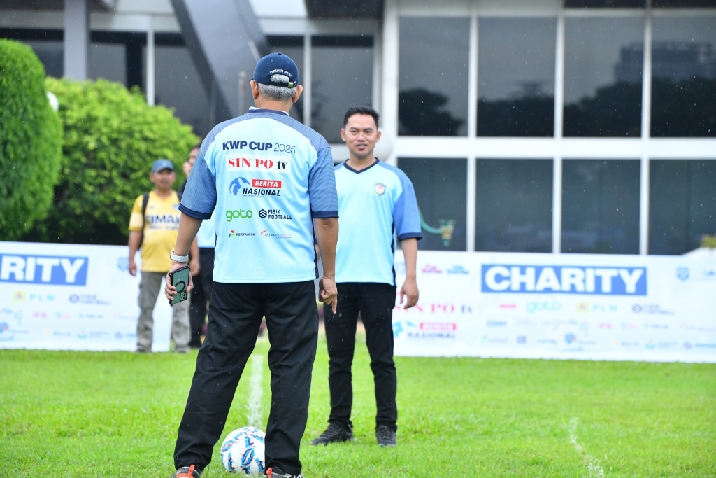 Kepala Biro Pemberitaan Parlemen Setjen DPR RI, Indra Pahlevi (kiri) menendang bola bersama Ketua Koordinatoriat Wartawan Parlemen Ariawan (kanan) saat membuka KWP Cup 2025 di Lapangan Kompleks Parlemen, Senayan, Jakarta Sabtu (22/2/2025).  (Berita Nasional.com/Oke Atmaja)