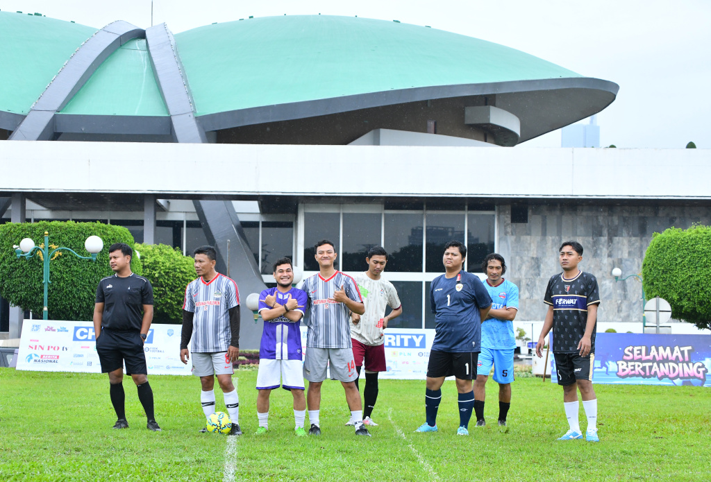 Kepala Biro Pemberitaan Parlemen Setjen DPR RI, Indra Pahlevi (kiri) menendang bola bersama Ketua Koordinatoriat Wartawan Parlemen Ariawan (kanan) saat membuka KWP Cup 2025 di Lapangan Kompleks Parlemen, Senayan, Jakarta Sabtu (22/2/2025).  (Berita Nasional.com/Oke Atmaja)