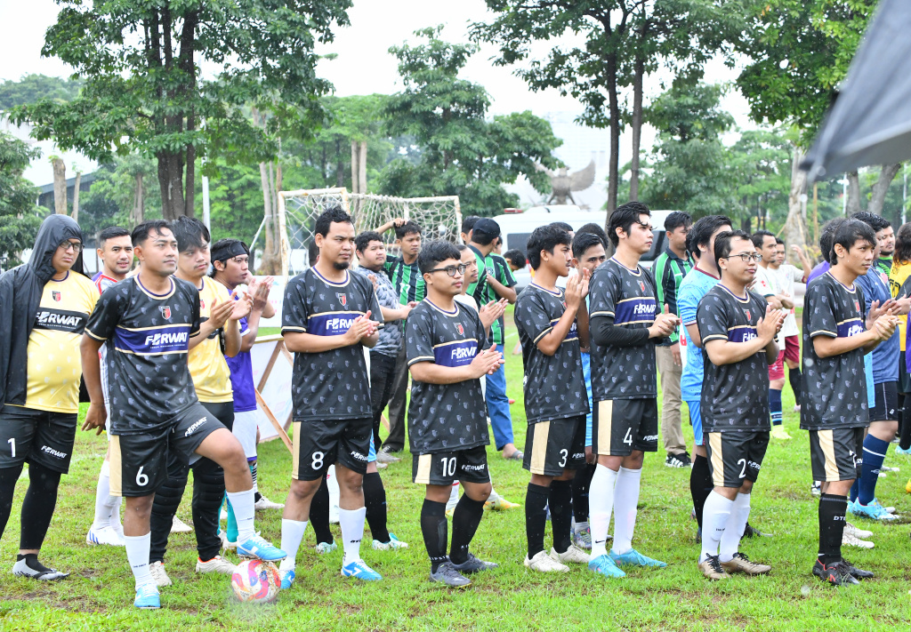 Kepala Biro Pemberitaan Parlemen Setjen DPR RI, Indra Pahlevi (kiri) menendang bola bersama Ketua Koordinatoriat Wartawan Parlemen Ariawan (kanan) saat membuka KWP Cup 2025 di Lapangan Kompleks Parlemen, Senayan, Jakarta Sabtu (22/2/2025).  (Berita Nasional.com/Oke Atmaja)