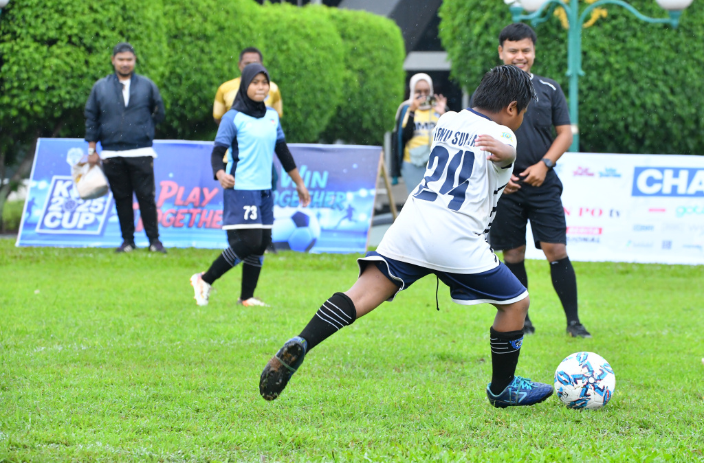 Kepala Biro Pemberitaan Parlemen Setjen DPR RI, Indra Pahlevi (kiri) menendang bola bersama Ketua Koordinatoriat Wartawan Parlemen Ariawan (kanan) saat membuka KWP Cup 2025 di Lapangan Kompleks Parlemen, Senayan, Jakarta Sabtu (22/2/2025).  (Berita Nasional.com/Oke Atmaja)