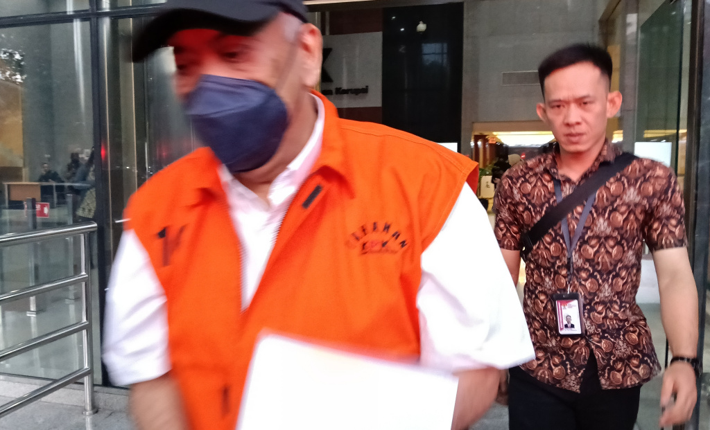 Pemeriksaan Iswan Ibrahim Kasus Korupsi PGN Tersangka kasus korupsi jual beli gas PT PGN Iswan Ibrahim, usai menjalani pemeriksaan di Gedung Merah Putih KPK, Jakarta, Kamis (17/7/2025). (Beritanasional.com/ Oke Atmaja)