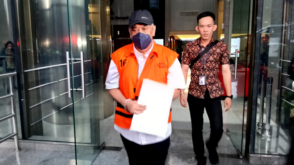 Pemeriksaan Iswan Ibrahim Kasus Korupsi PGN Tersangka kasus korupsi jual beli gas PT PGN Iswan Ibrahim, usai menjalani pemeriksaan di Gedung Merah Putih KPK, Jakarta, Kamis (17/7/2025). (Beritanasional.com/ Oke Atmaja)