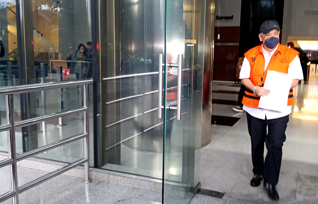 Pemeriksaan Iswan Ibrahim Kasus Korupsi PGN Tersangka kasus korupsi jual beli gas PT PGN Iswan Ibrahim, usai menjalani pemeriksaan di Gedung Merah Putih KPK, Jakarta, Kamis (17/7/2025). (Beritanasional.com/ Oke Atmaja)