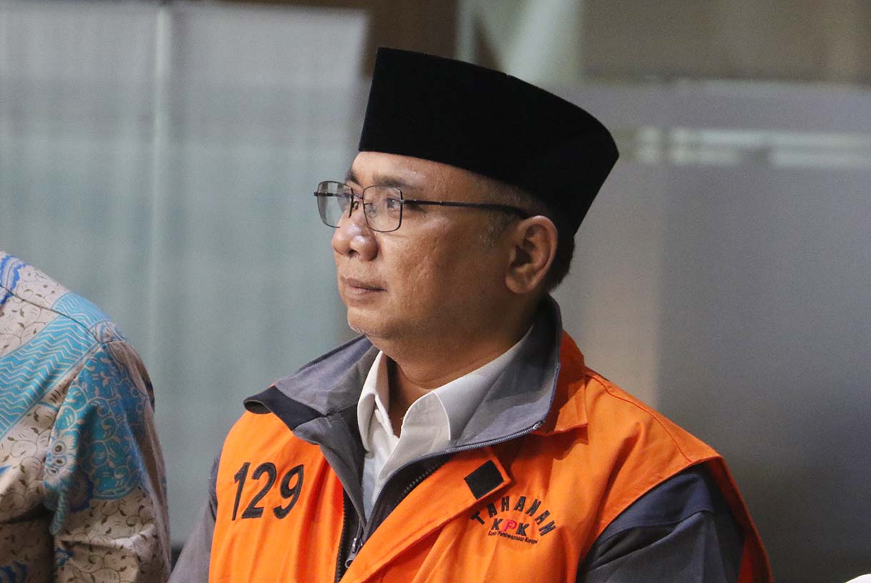 Tersangka kasus dugaan korupsi kuota haji dalam penyelenggaraan ibadah haji 2023-2024 Yaqut Cholil Qoumas (kiri) berjalan menuju kendaraan tahanan usai menjalani pemeriksaan di Gedung Merah Putih KPK, Jakarta, Selasa (9/6/2026).  (Beritanasional.com/Oke Atmaja)