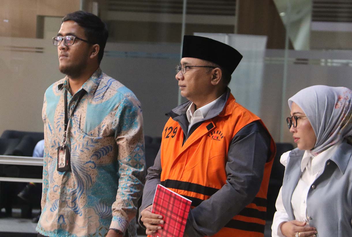 Tersangka kasus dugaan korupsi kuota haji dalam penyelenggaraan ibadah haji 2023-2024 Yaqut Cholil Qoumas (kiri) berjalan menuju kendaraan tahanan usai menjalani pemeriksaan di Gedung Merah Putih KPK, Jakarta, Selasa (9/6/2026).  (Beritanasional.com/Oke Atmaja)