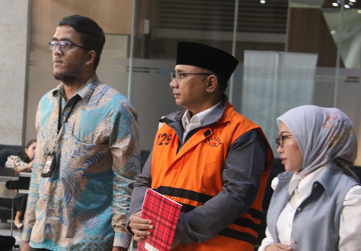 Tersangka kasus dugaan korupsi kuota haji dalam penyelenggaraan ibadah haji 2023-2024 Yaqut Cholil Qoumas (kiri) berjalan menuju kendaraan tahanan usai menjalani pemeriksaan di Gedung Merah Putih KPK, Jakarta, Selasa (9/6/2026).  (Beritanasional.com/Oke Atmaja)