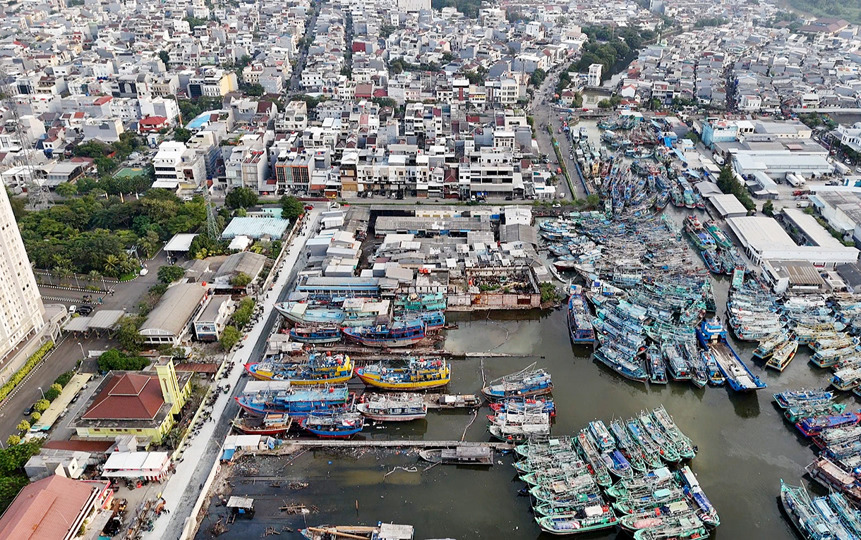 Pemerintah Akan Bangun 100 Kampung Nelayan Merah Putih pada Tahun 2025 Ratusan kapal nelayan tradisional bersandar di Dermaga Muara Angke, Penjaringan, Jakarta Utara, Minggu (13/7/2025). (Beritanasional.com/Oke Atmaja)