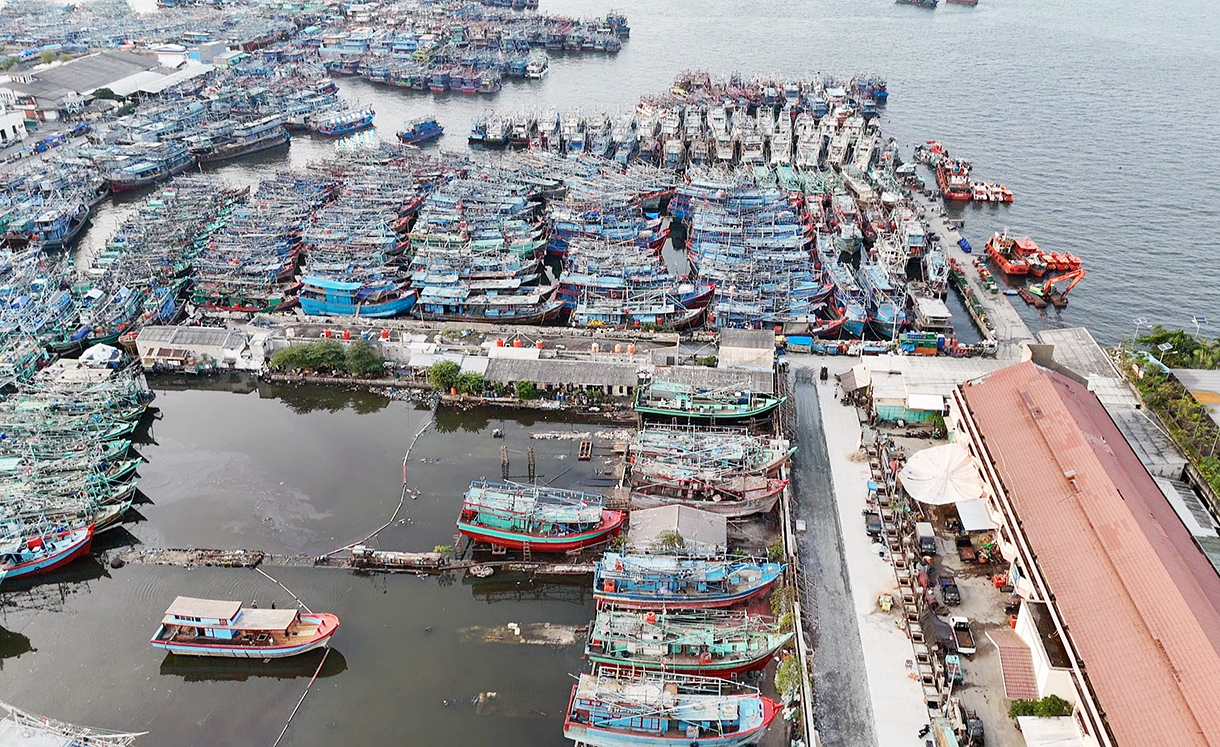 Pemerintah Akan Bangun 100 Kampung Nelayan Merah Putih pada Tahun 2025 Ratusan kapal nelayan tradisional bersandar di Dermaga Muara Angke, Penjaringan, Jakarta Utara, Minggu (13/7/2025). (Beritanasional.com/Oke Atmaja)
