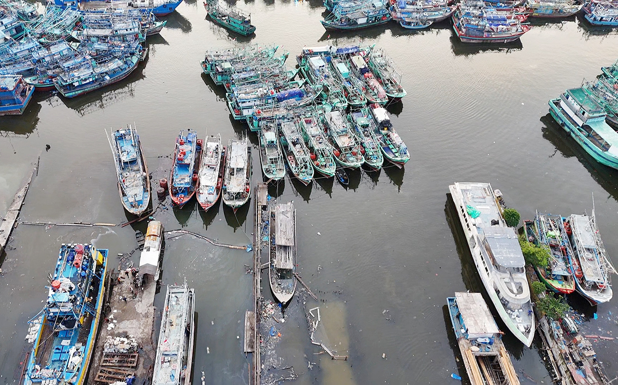 Pemerintah Akan Bangun 100 Kampung Nelayan Merah Putih pada Tahun 2025 Ratusan kapal nelayan tradisional bersandar di Dermaga Muara Angke, Penjaringan, Jakarta Utara, Minggu (13/7/2025). (Beritanasional.com/Oke Atmaja)