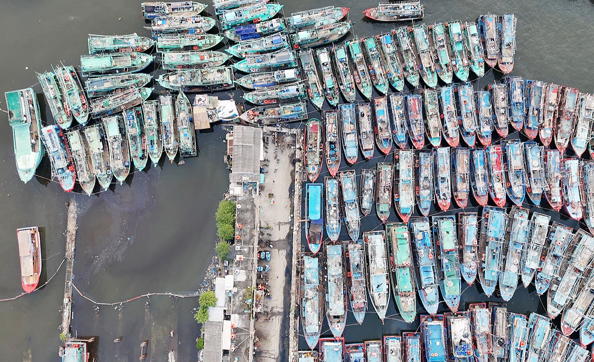 Pemerintah Akan Bangun 100 Kampung Nelayan Merah Putih pada Tahun 2025 Ratusan kapal nelayan tradisional bersandar di Dermaga Muara Angke, Penjaringan, Jakarta Utara, Minggu (13/7/2025). (Beritanasional.com/Oke Atmaja)
