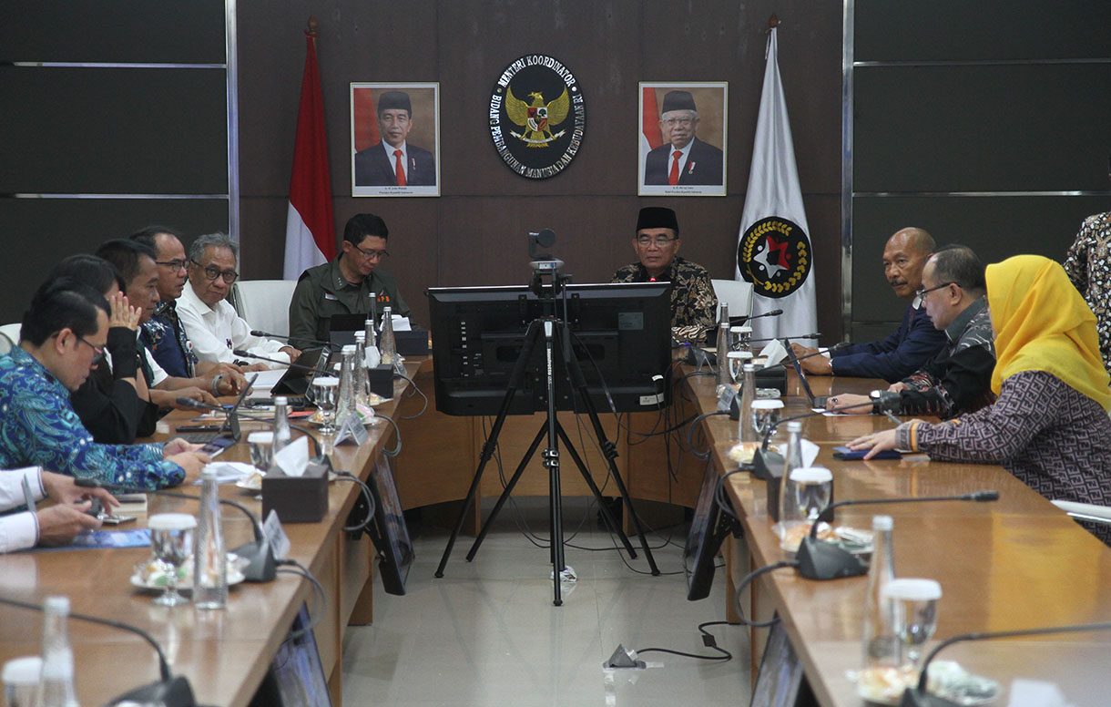 Menteri Koordinator Bidang Pembangunan Manusia dan Kebudayaan (Menko PMK), Muhadjir Effendy (kanan) bersama Kepala BNPB Letjen TNI Suharyanto(kiri) saat memimpin Rapat Koordinasi Tingkat Menteri (RTM) di Kantor Kemenko PMK, Jakarta, Selasa (8/10/2024). (BeritaNasional.com/Oke Atmaja)