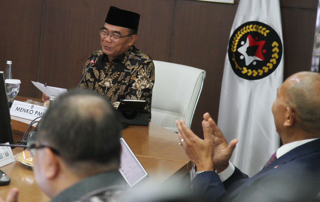 Menteri Koordinator Bidang Pembangunan Manusia dan Kebudayaan (Menko PMK), Muhadjir Effendy (kanan) bersama Kepala BNPB Letjen TNI Suharyanto(kiri) saat memimpin Rapat Koordinasi Tingkat Menteri (RTM) di Kantor Kemenko PMK, Jakarta, Selasa (8/10/2024). (BeritaNasional.com/Oke Atmaja)