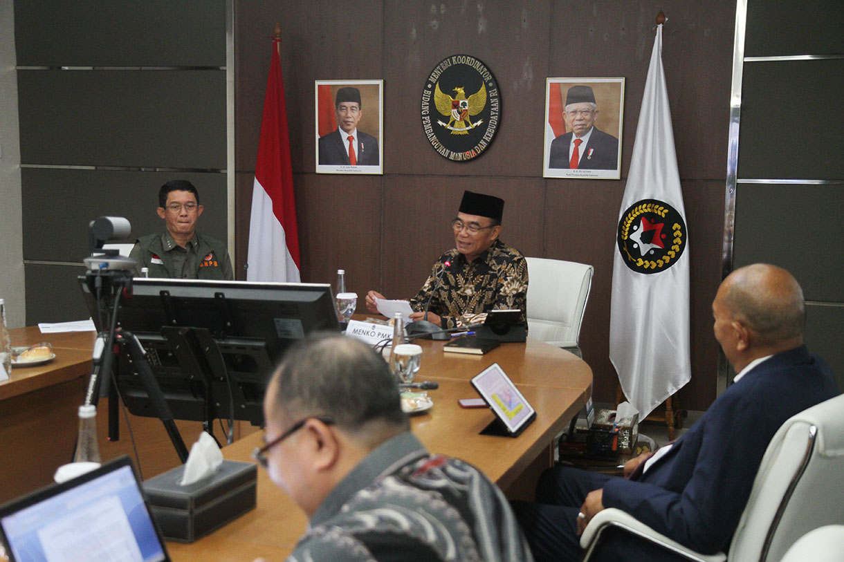 Menteri Koordinator Bidang Pembangunan Manusia dan Kebudayaan (Menko PMK), Muhadjir Effendy (kanan) bersama Kepala BNPB Letjen TNI Suharyanto(kiri) saat memimpin Rapat Koordinasi Tingkat Menteri (RTM) di Kantor Kemenko PMK, Jakarta, Selasa (8/10/2024). (BeritaNasional.com/Oke Atmaja)