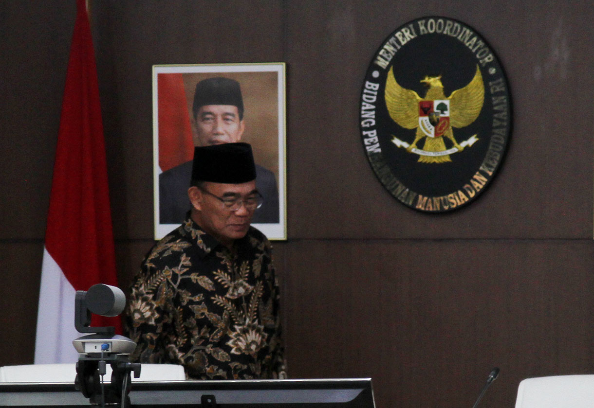 Menteri Koordinator Bidang Pembangunan Manusia dan Kebudayaan (Menko PMK), Muhadjir Effendy (kanan) bersama Kepala BNPB Letjen TNI Suharyanto(kiri) saat memimpin Rapat Koordinasi Tingkat Menteri (RTM) di Kantor Kemenko PMK, Jakarta, Selasa (8/10/2024). (BeritaNasional.com/Oke Atmaja)