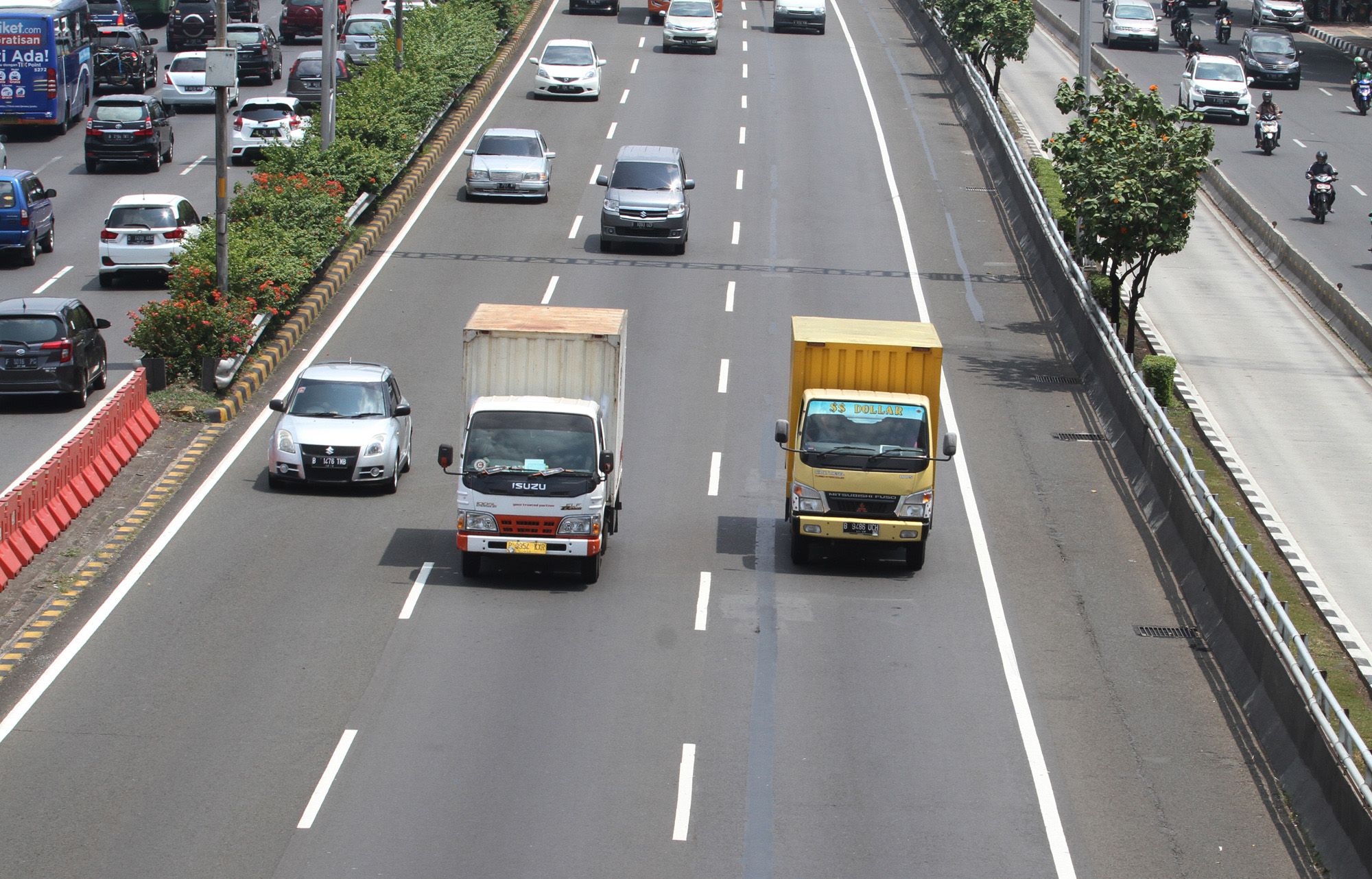 Sejumlah kendaraan melintas di jalan Tol Dalam Kota, Jakarta, Sabtu (30/3/2024).  (Indonesiaglobe/Oke Atmaja)