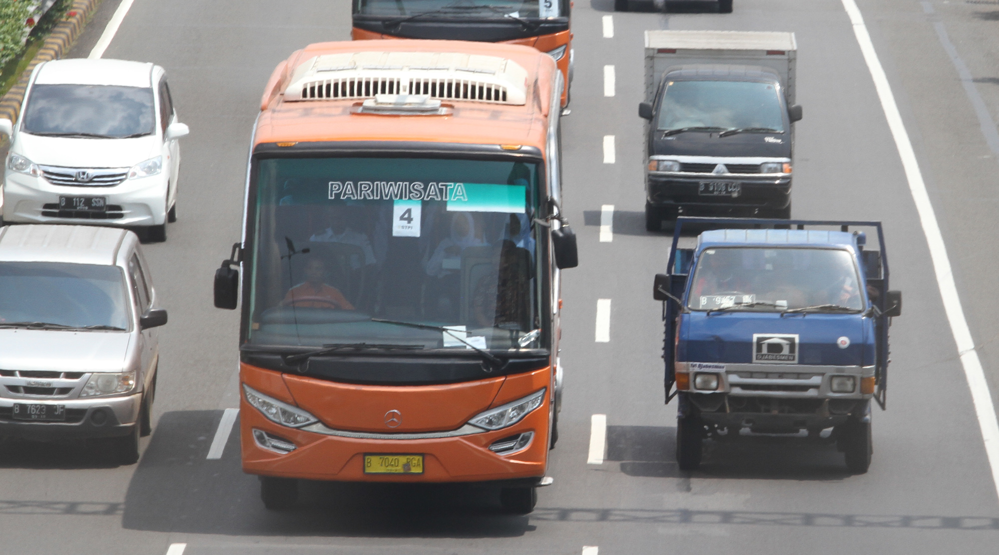 Sejumlah kendaraan melintas di jalan Tol Dalam Kota, Jakarta, Sabtu (30/3/2024).  (Indonesiaglobe/Oke Atmaja)