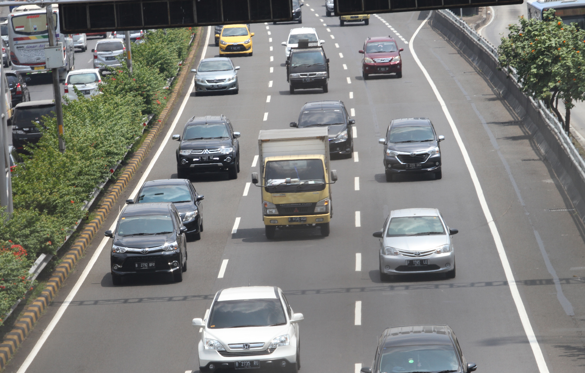 Sejumlah kendaraan melintas di jalan Tol Dalam Kota, Jakarta, Sabtu (30/3/2024).  (Indonesiaglobe/Oke Atmaja)