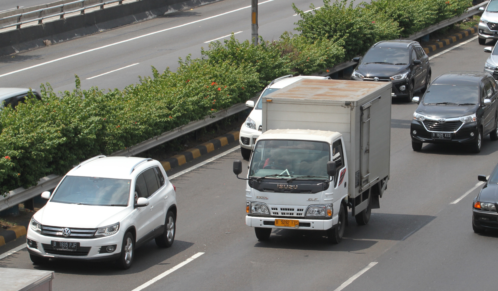 Sejumlah kendaraan melintas di jalan Tol Dalam Kota, Jakarta, Sabtu (30/3/2024).  (Indonesiaglobe/Oke Atmaja)