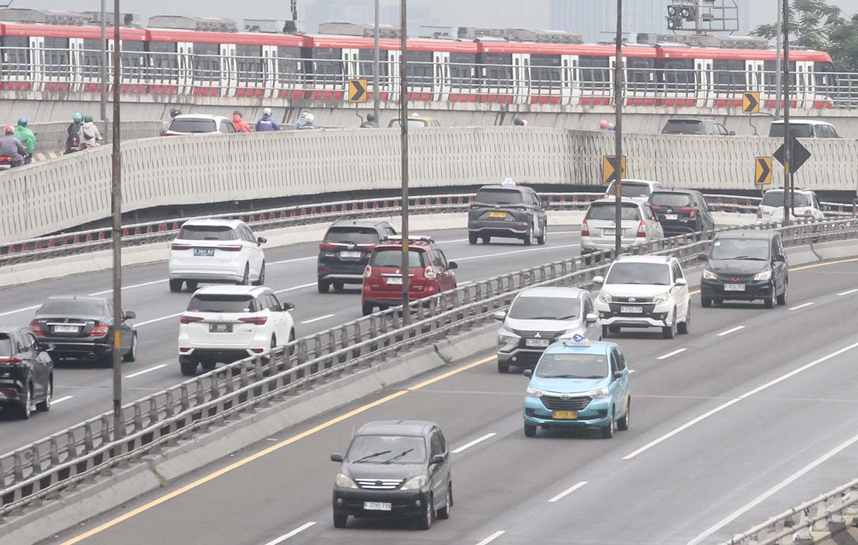 Sejumlah kendaraan roda empat melintas di Jalan Tol Dalam Kota, Jakarta, Rabu (4/6/2025).(Beritanasional.com/Oke Atmaja)
